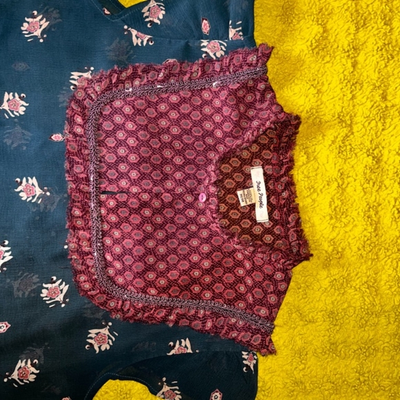 Free People top Size Medium can be worn as small - Picture 2 of 4